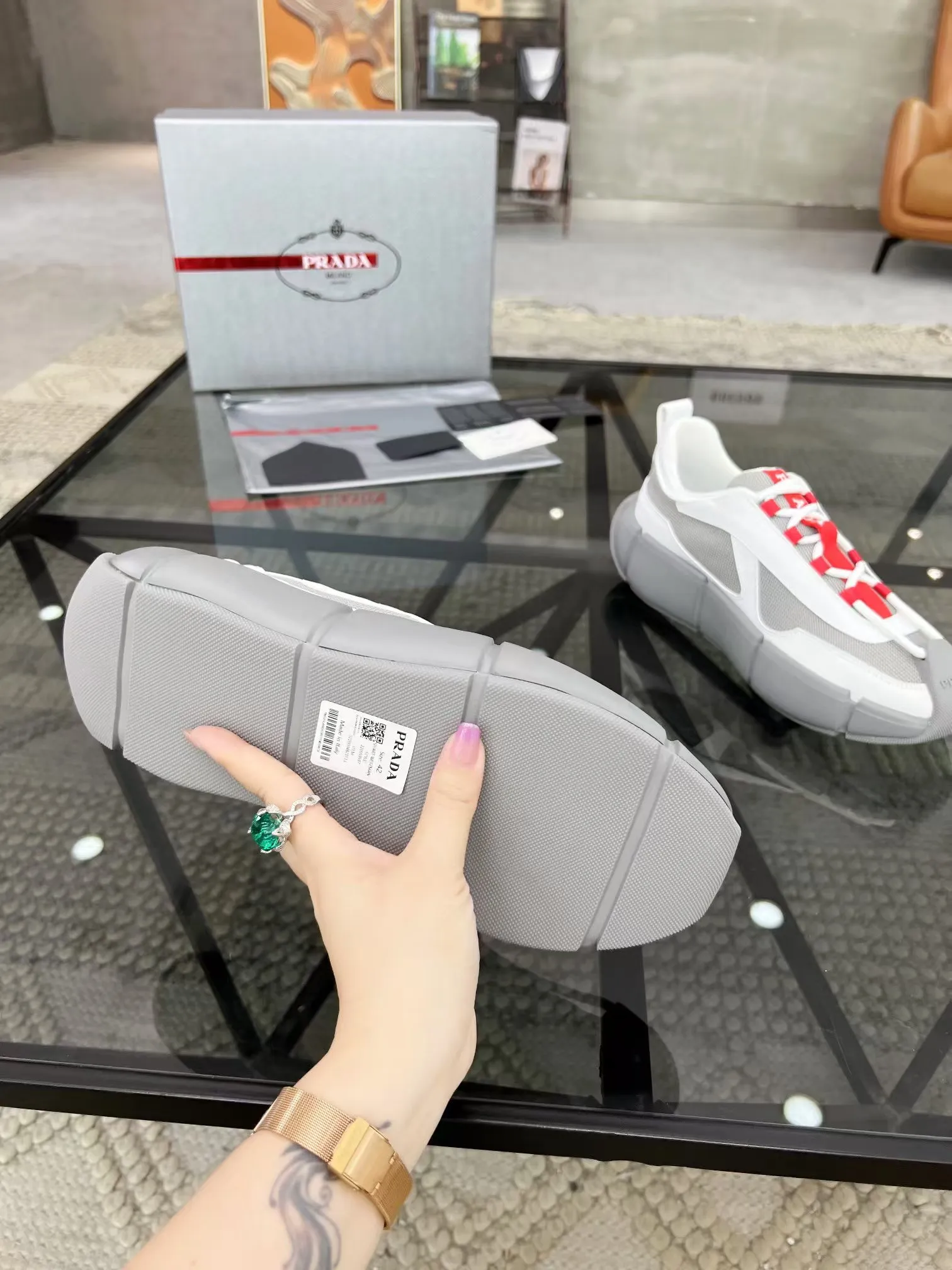 P500 Yuan 38-45 Prada Prada’s new men’s genuine leather sports shoes, the highest version on the market, any comparison is welcome🆚! The original leather has excellent texture and is super high-end! Fetal sheep net lining imported from Italy, removable pad! Luxurious materials and fine workmanship, highly recommended!